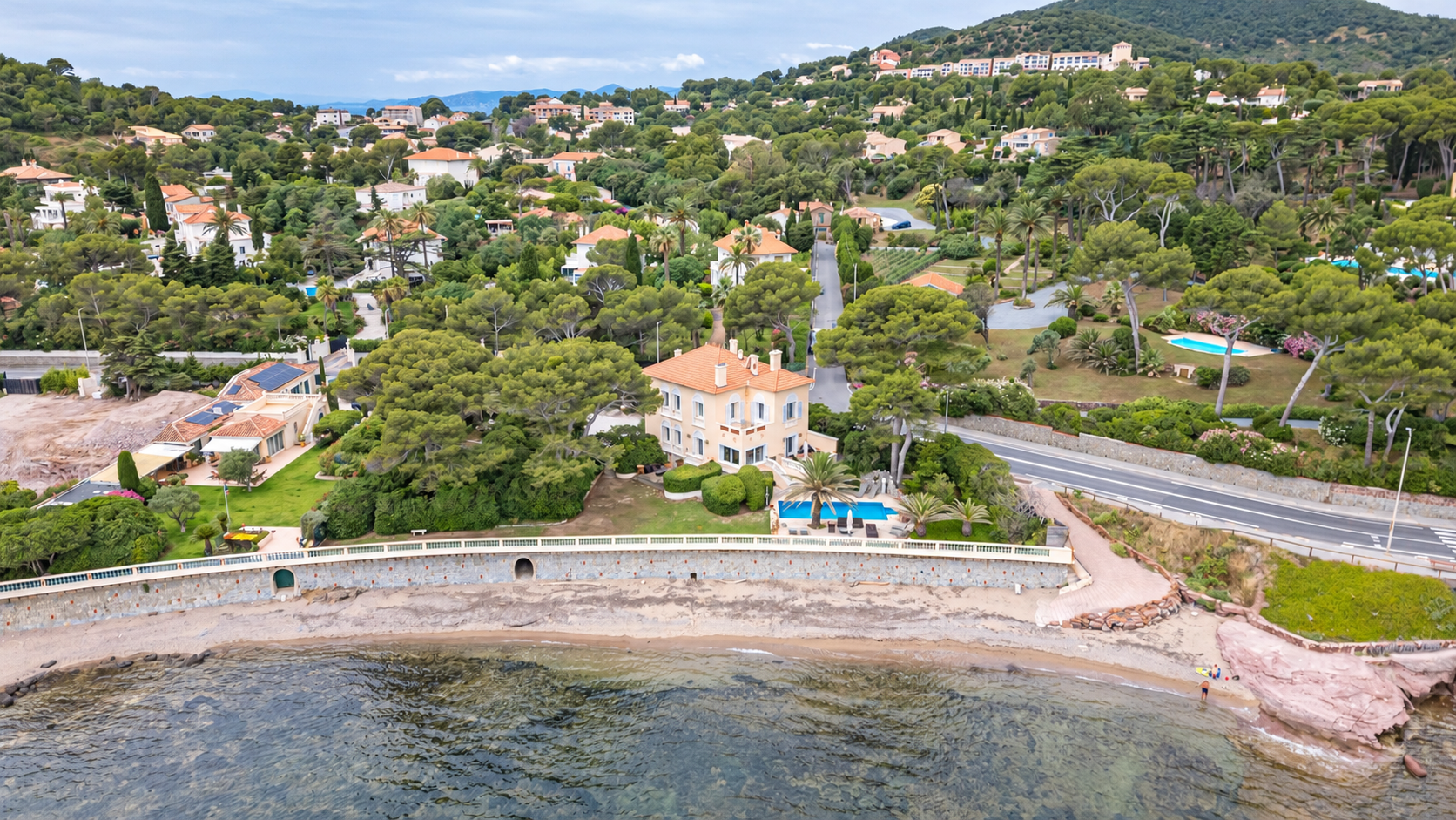 Villa Claudine photographiée depuis la mer, avec la plage et son environnement