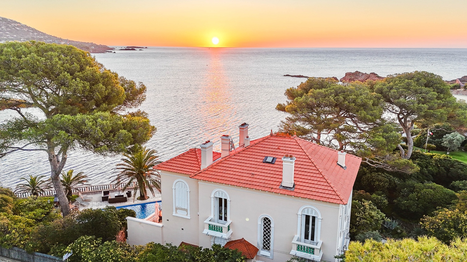 Villa Claudine, son jardin et la Méditerranée au soleil couchant